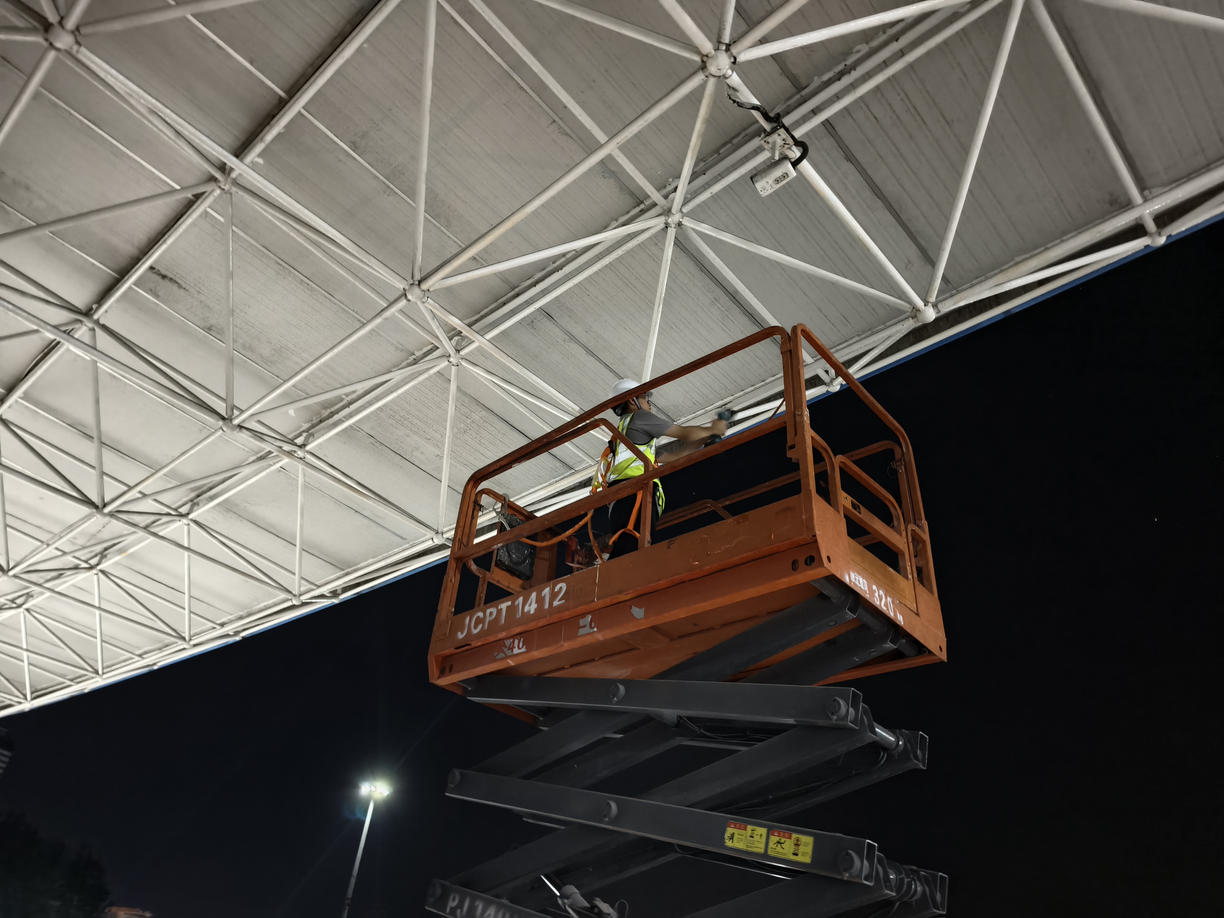 游泳馆屋面钢网架结构安全鉴定