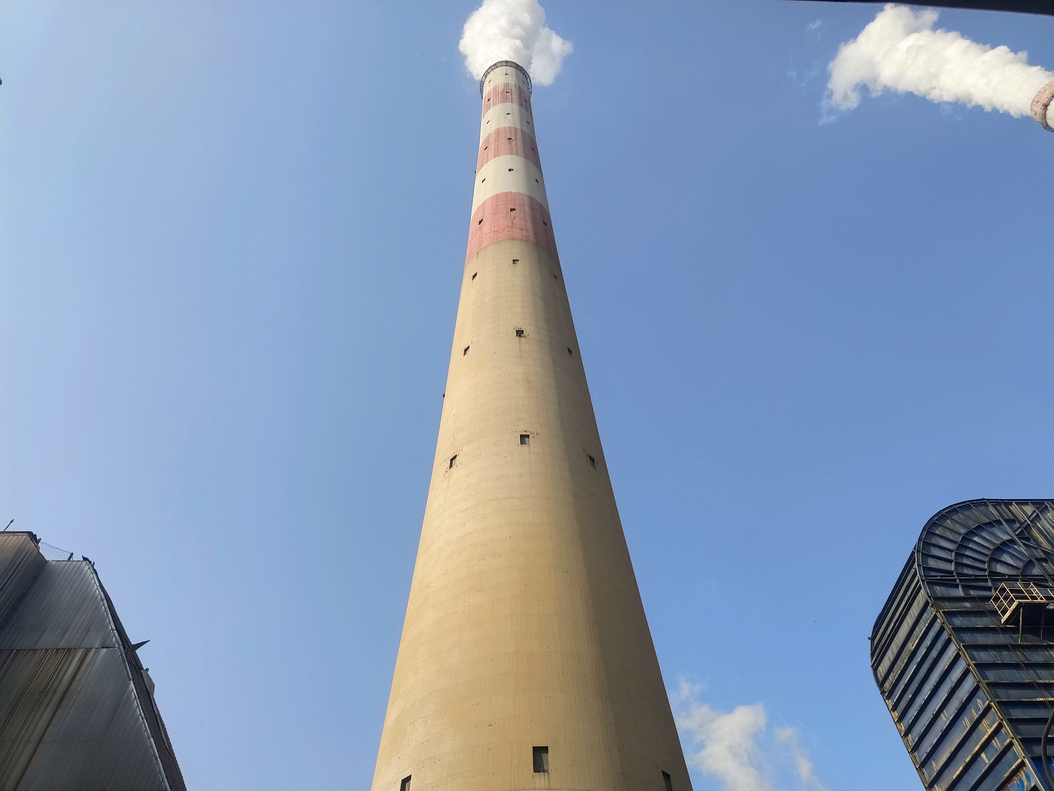 发电厂烟囱、汽机房等建构筑物安全性鉴定