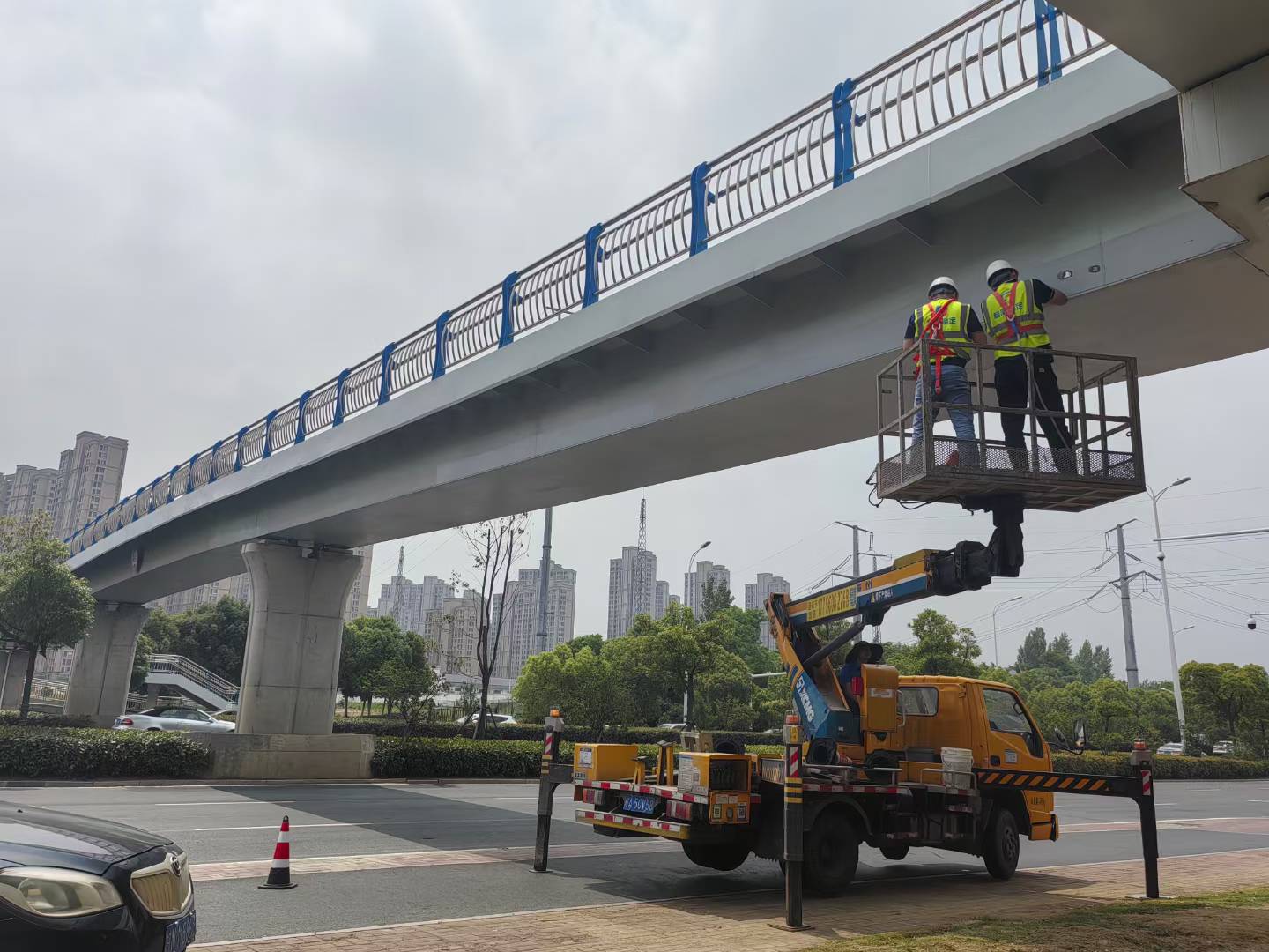 过街天桥及电梯玻璃幕墙定期检查