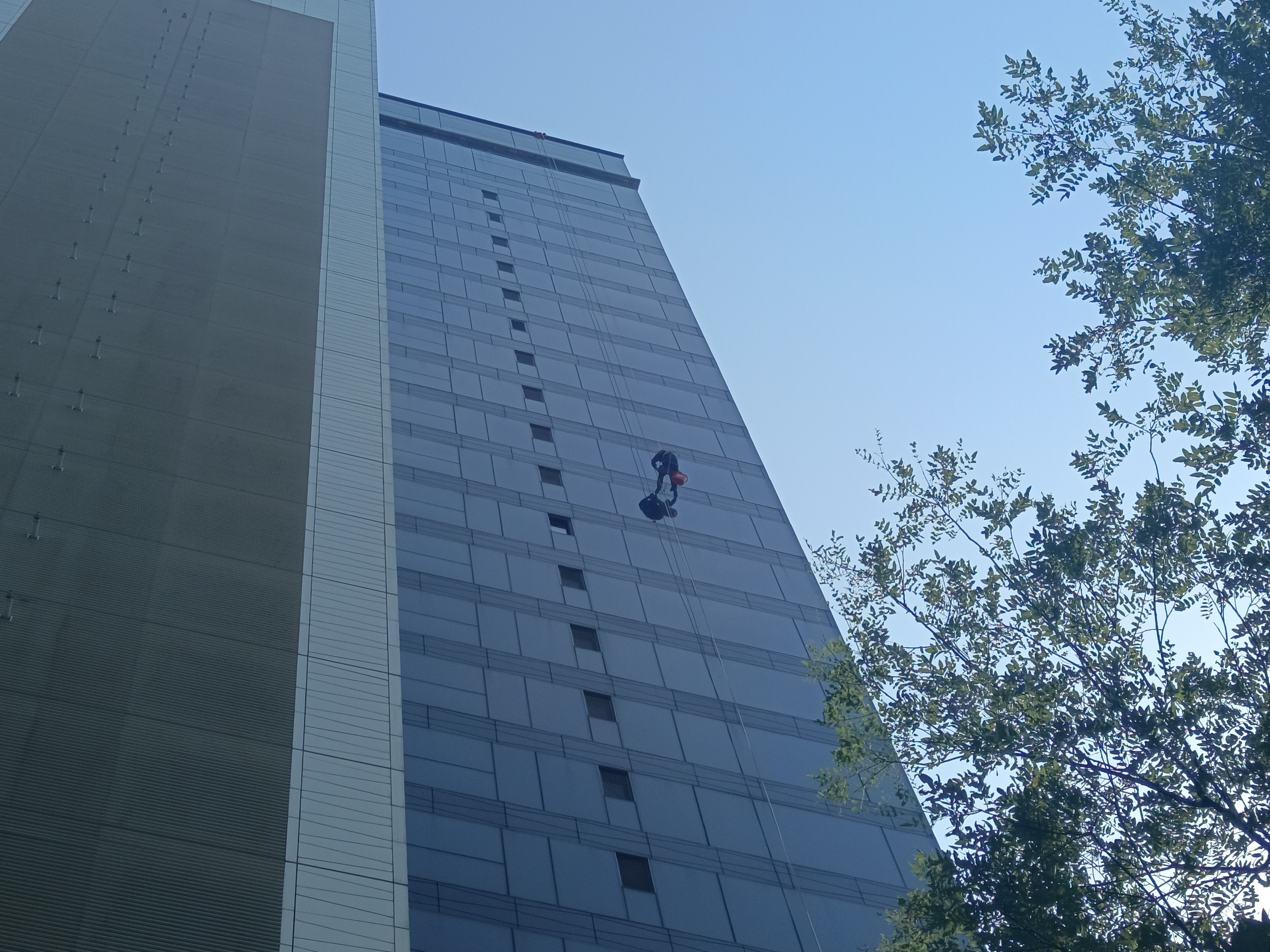 临街建筑玻璃幕墙公共安全风险评估与排查