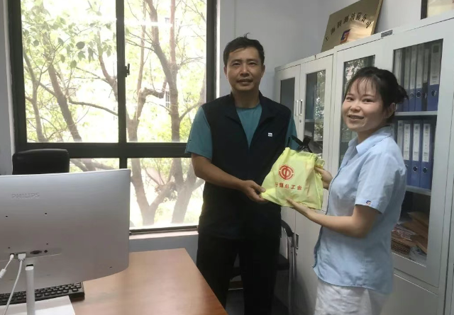 发放福利中